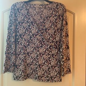 Knit top V-neck 3/4 sleeve like new. Size large